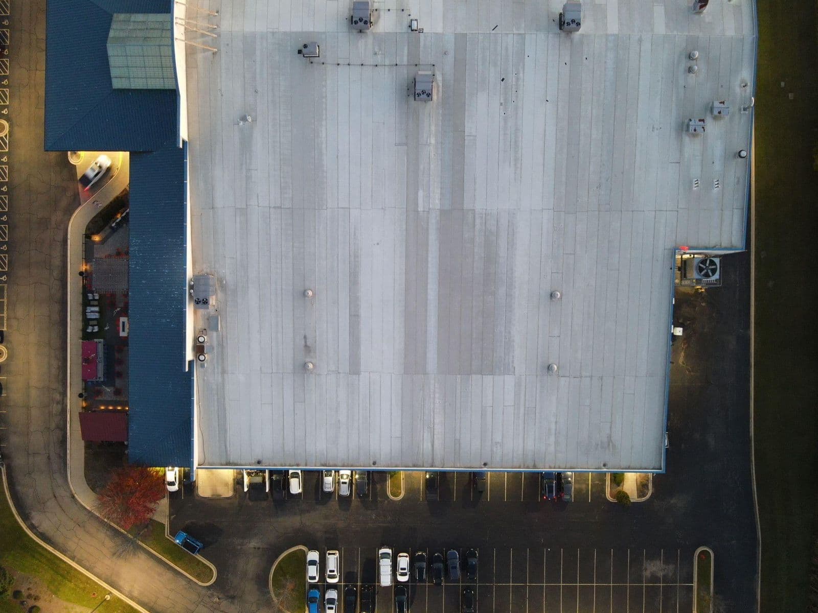 Commercial flat roof surface and perimeter